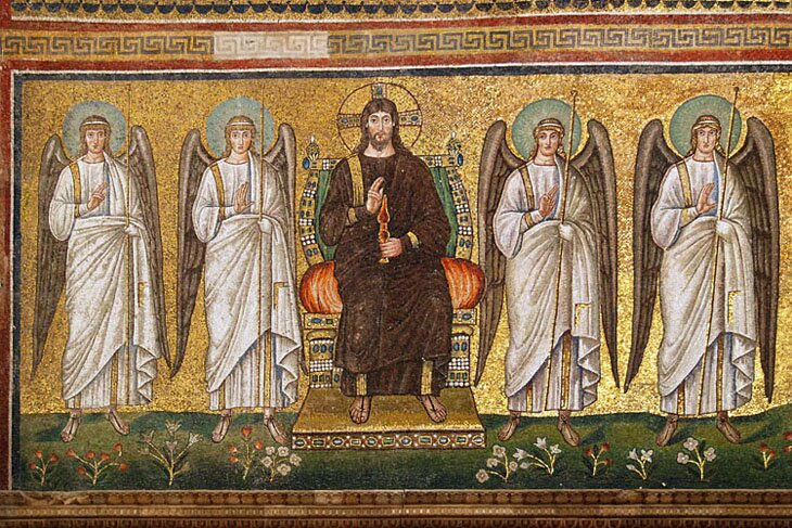 Христос и архангелы. Мозаика. Первая половина VI века. Церковь Сант Аполлинаре Нуово.